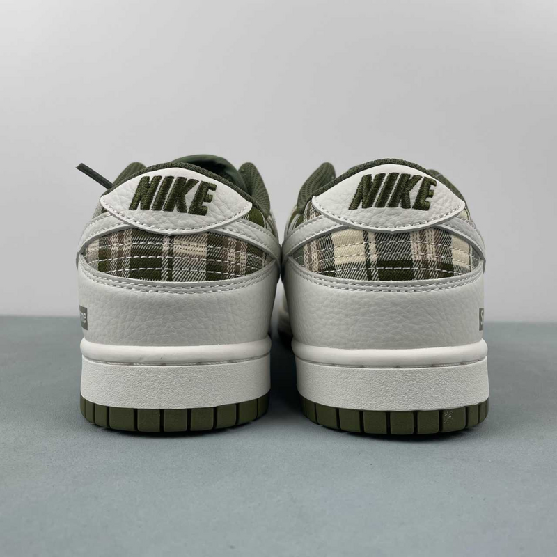 Dunk Low Supreme Chess